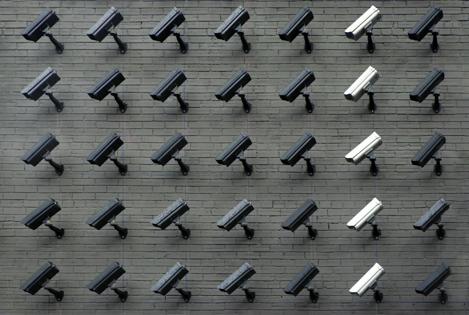 Muro con cámaras de videovigilancia