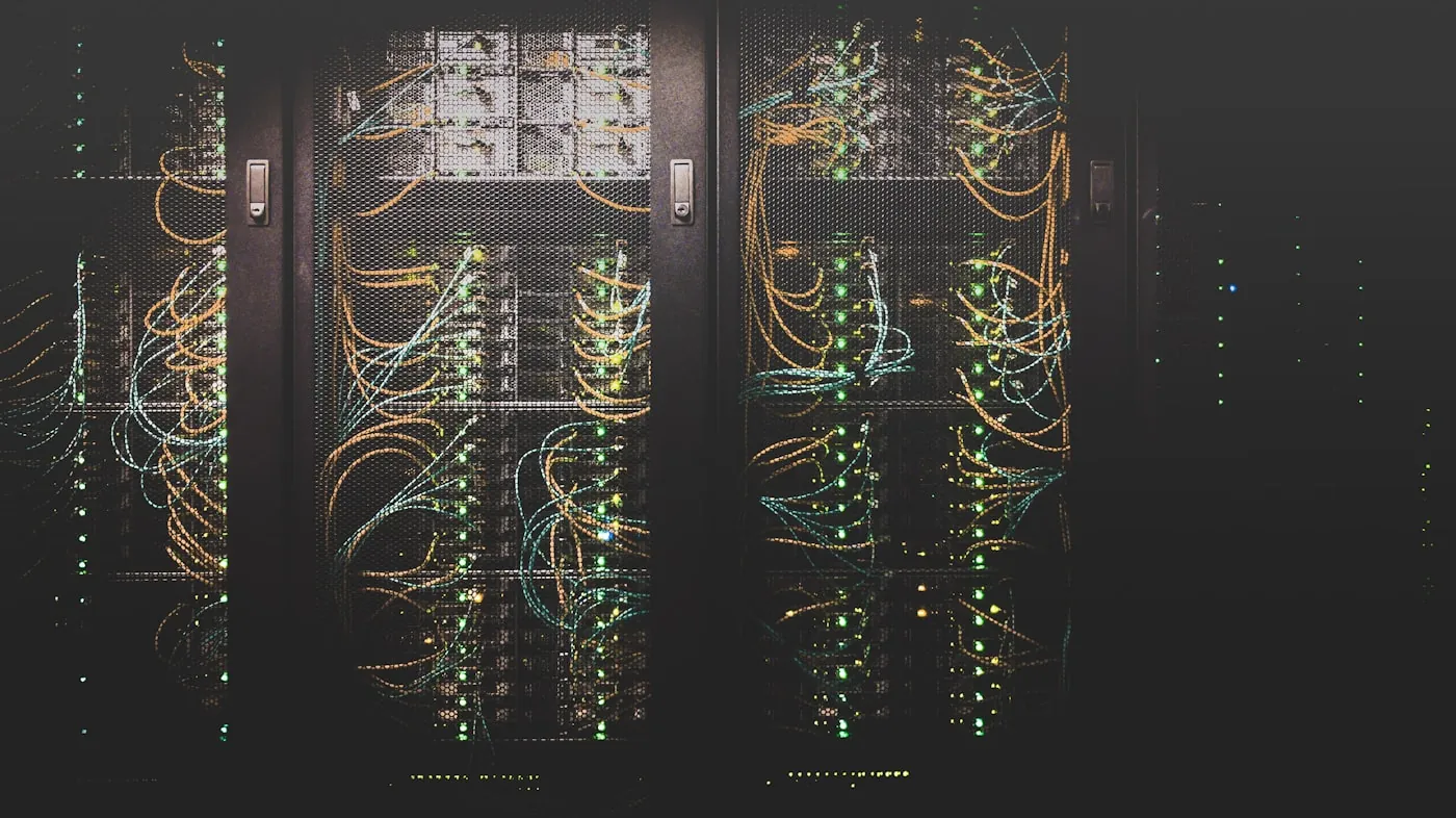 Rack de servidores donde corre la plataforma de rastreo
